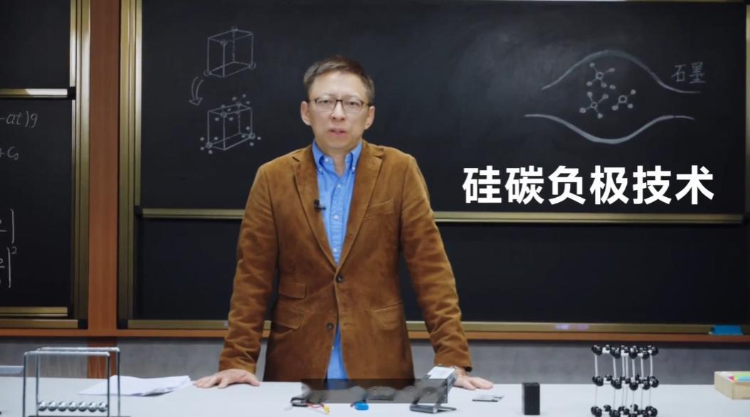 哈哈哈哈哈哈哈哈哈不得了啊，这都吧张朝阳请过来上课了啊，我在发布会里学物理课了啊