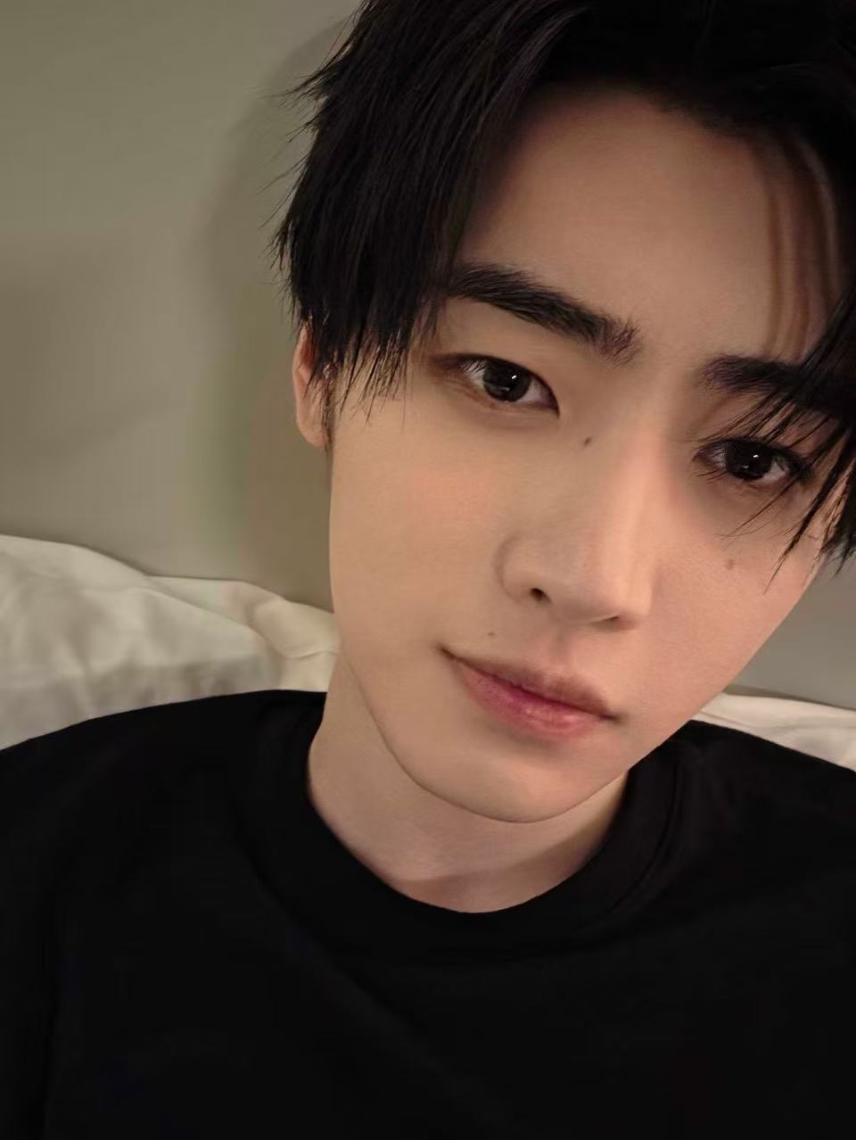 朴成训[超话] 260922 Weverse更新大家晚安～🌙晚上看到帖子真该睡