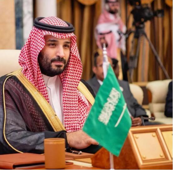 沙特正在权衡，要不要直接下场参战。其实阿拉伯国家，尤其是海湾国家，对伊朗的仇恨，