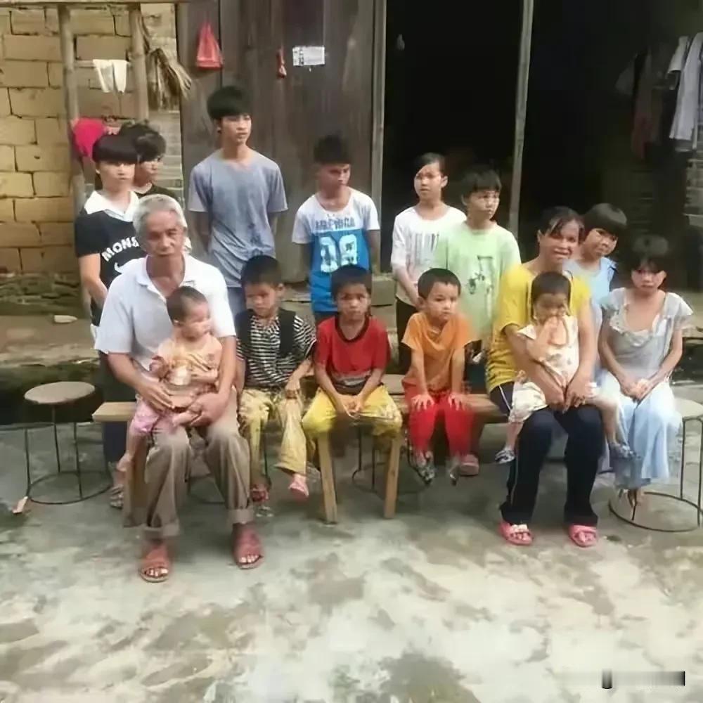 这位男子人称广西第一猛男，四十九岁那年娶妻生子，老婆比他小三十岁。这世界上有很多
