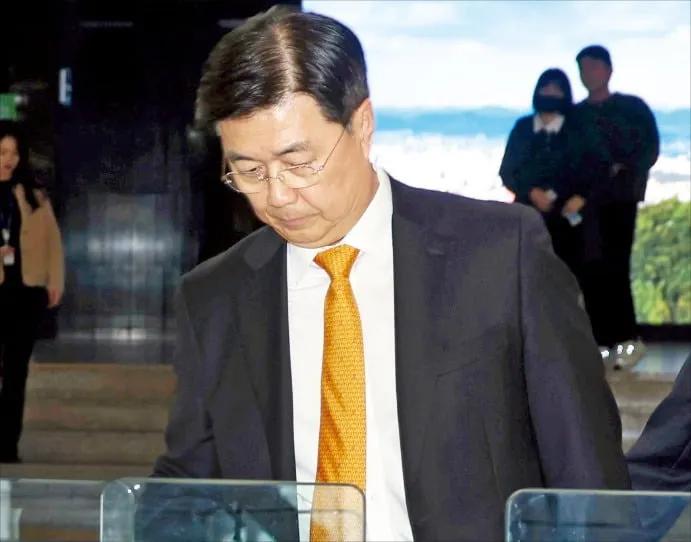 西装革履的精英男士在忙碌的办公室里，背景中的同事们忙碌的身影。西装革履男人 男士