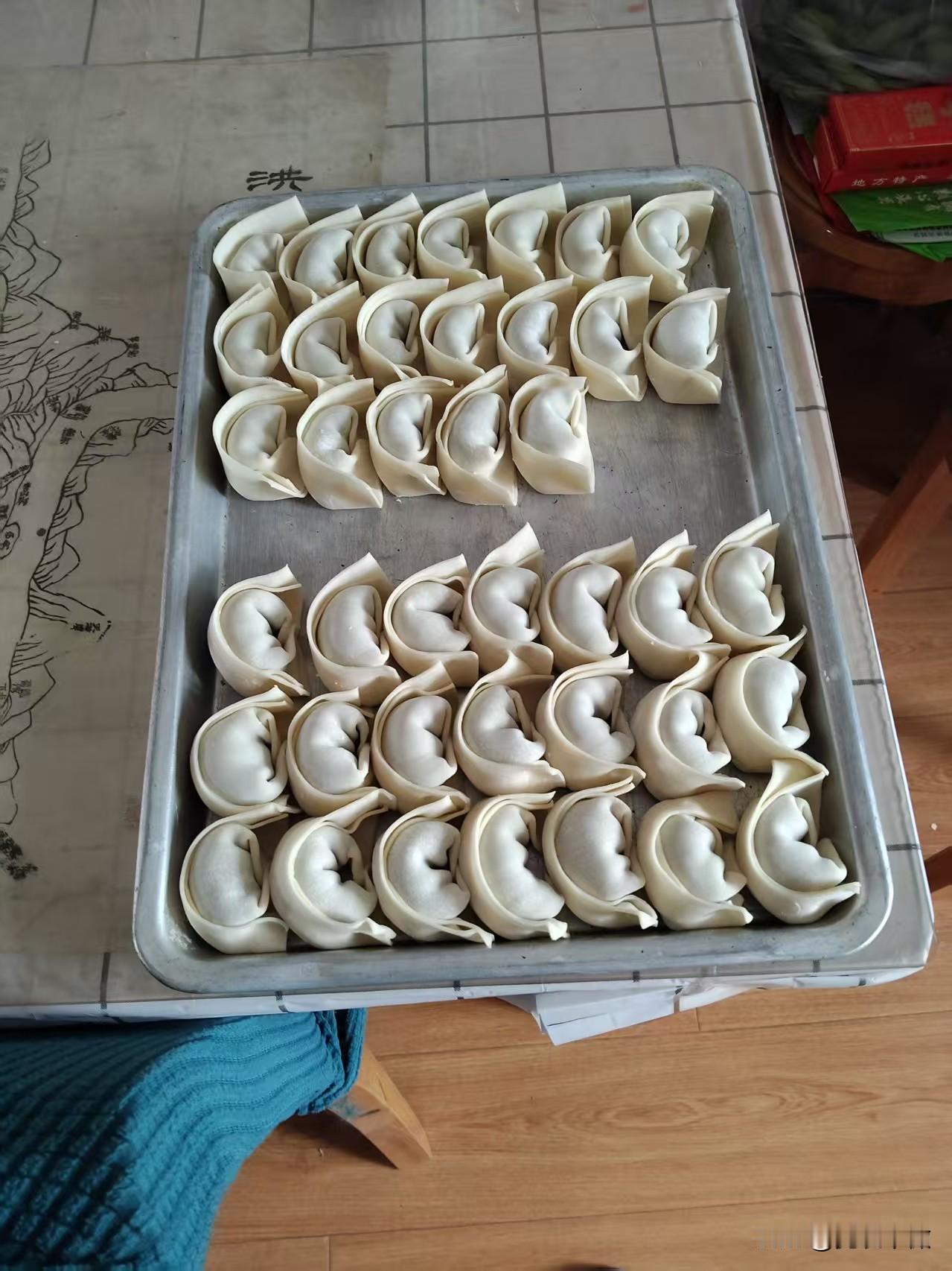 最近几天，网上曝光许多食品添加剂的案例，不敢再去外面吃了。今天自己在家里包馄饨。