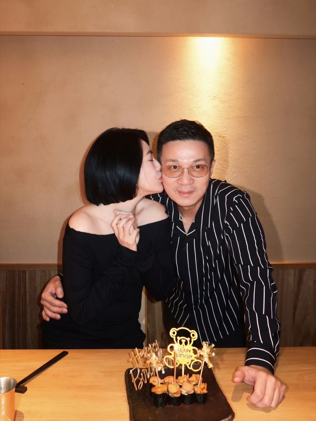 小s亲老公庆生照小s亲许雅钧庆生照 小s老公许雅钧生日，她大秀恩爱亲老公庆生，好