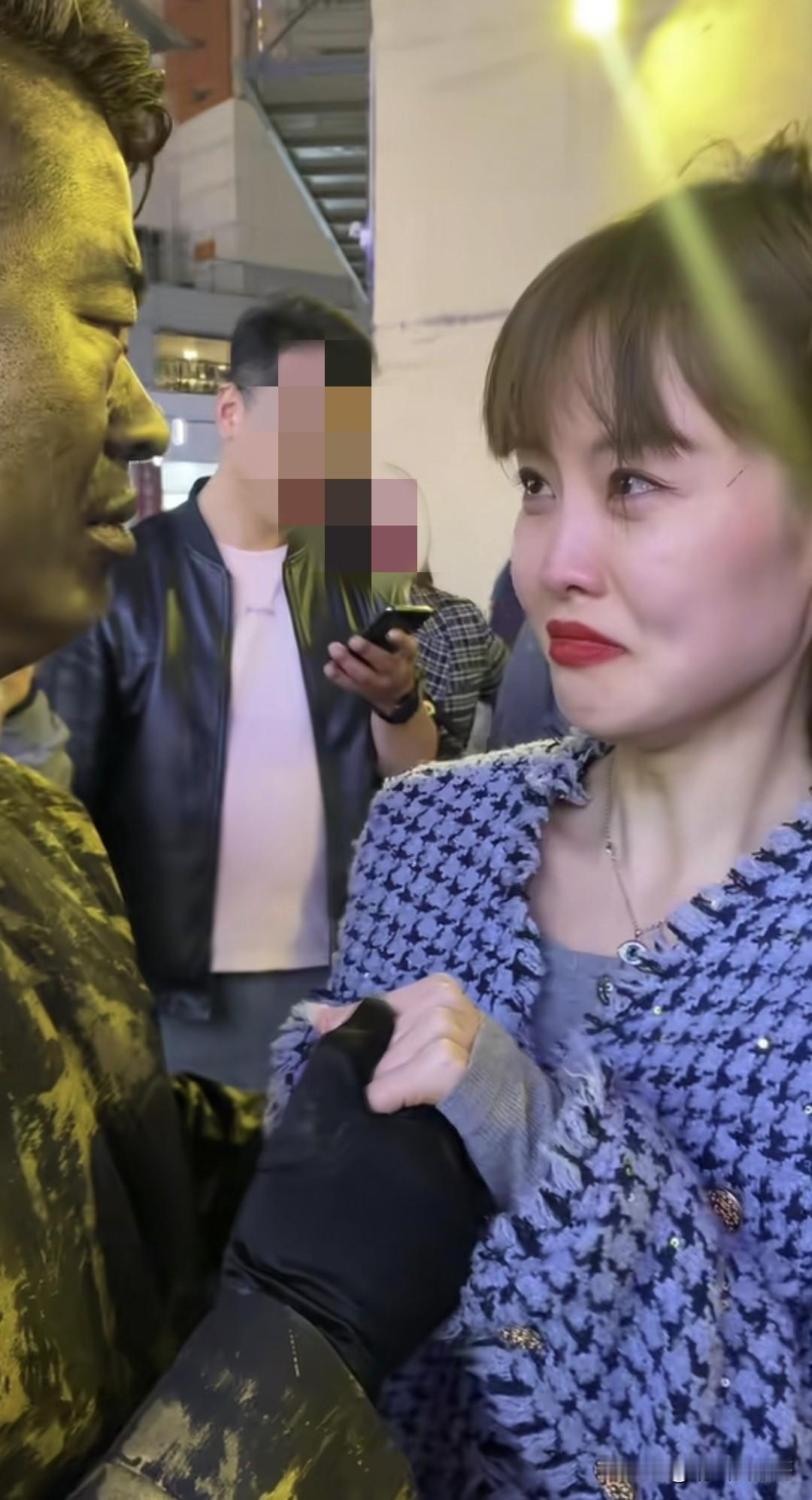 有时候我在想，一个女人只是单纯的为了挑战“铜人宝哥”，都能做到如此声泪俱下，那在