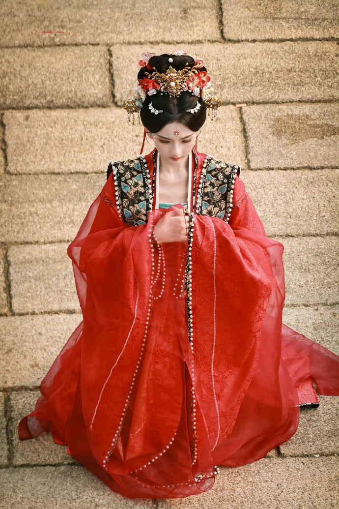 宋祖儿司宫令大红衣妆造 