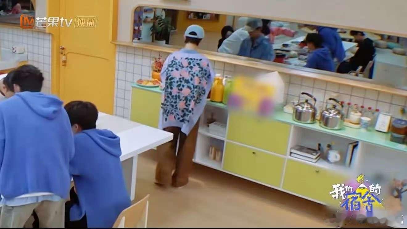 丁程鑫[超话]丁程鑫当管家忙到转圈我们的宿舍丁程鑫变身贴心管家，从准备到收尾都亲