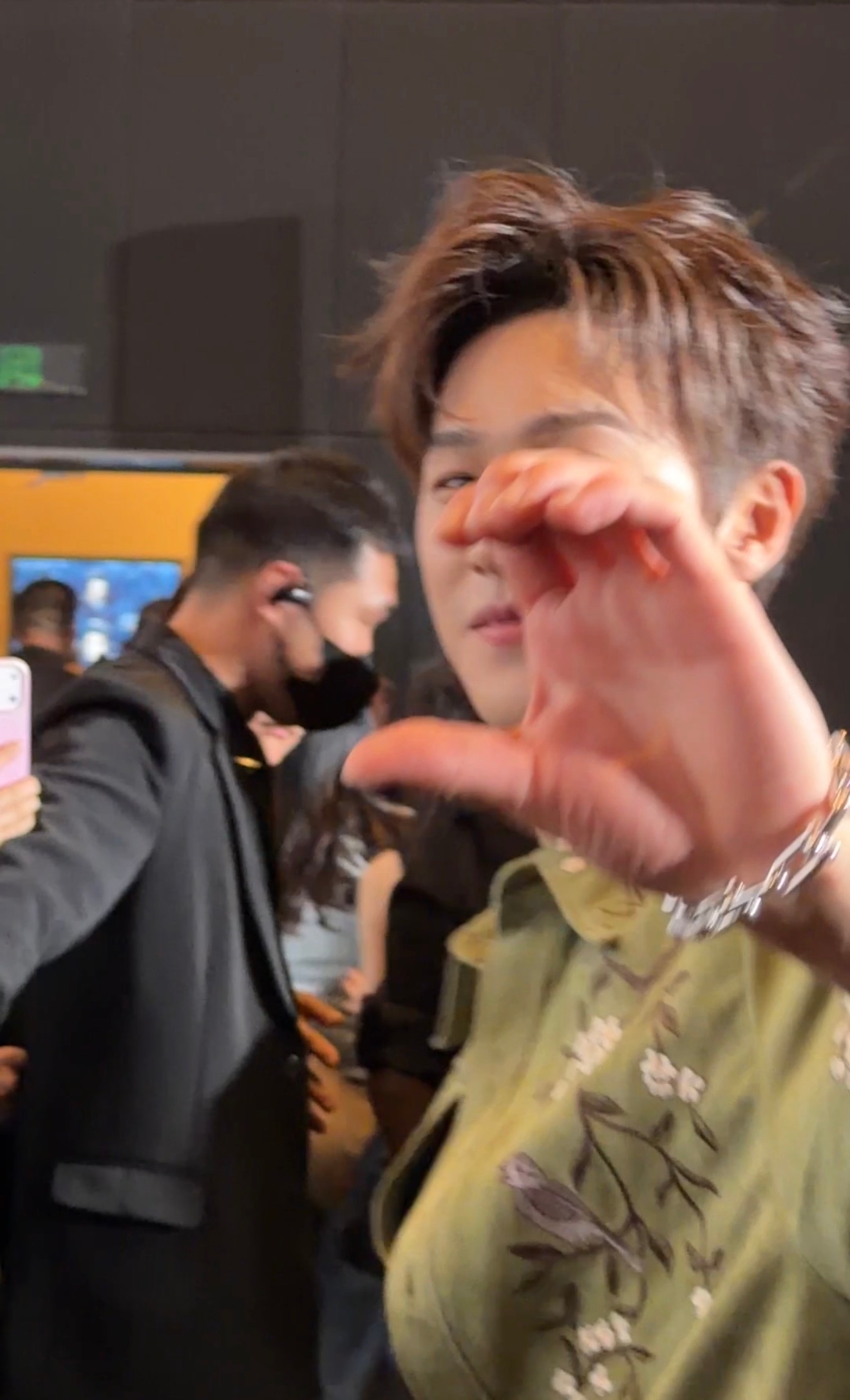 李昀锐比心  这个小林就这样水灵灵的来比心了，好帅