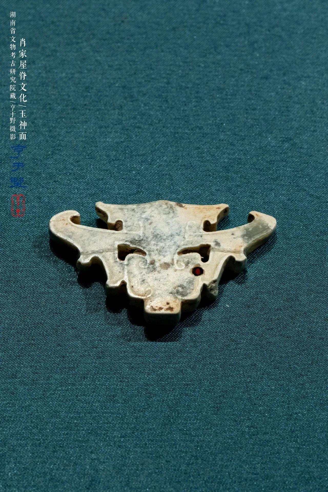 “玉润中华”特展中的后石家河文化，或称“肖家屋脊文化”的玉器，包括了湖南、山西出
