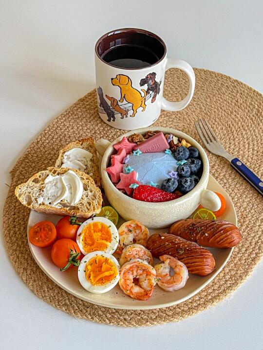 漂亮早餐🥣欧包溏心蛋烤肠虾仁🍤酸奶碗🫐