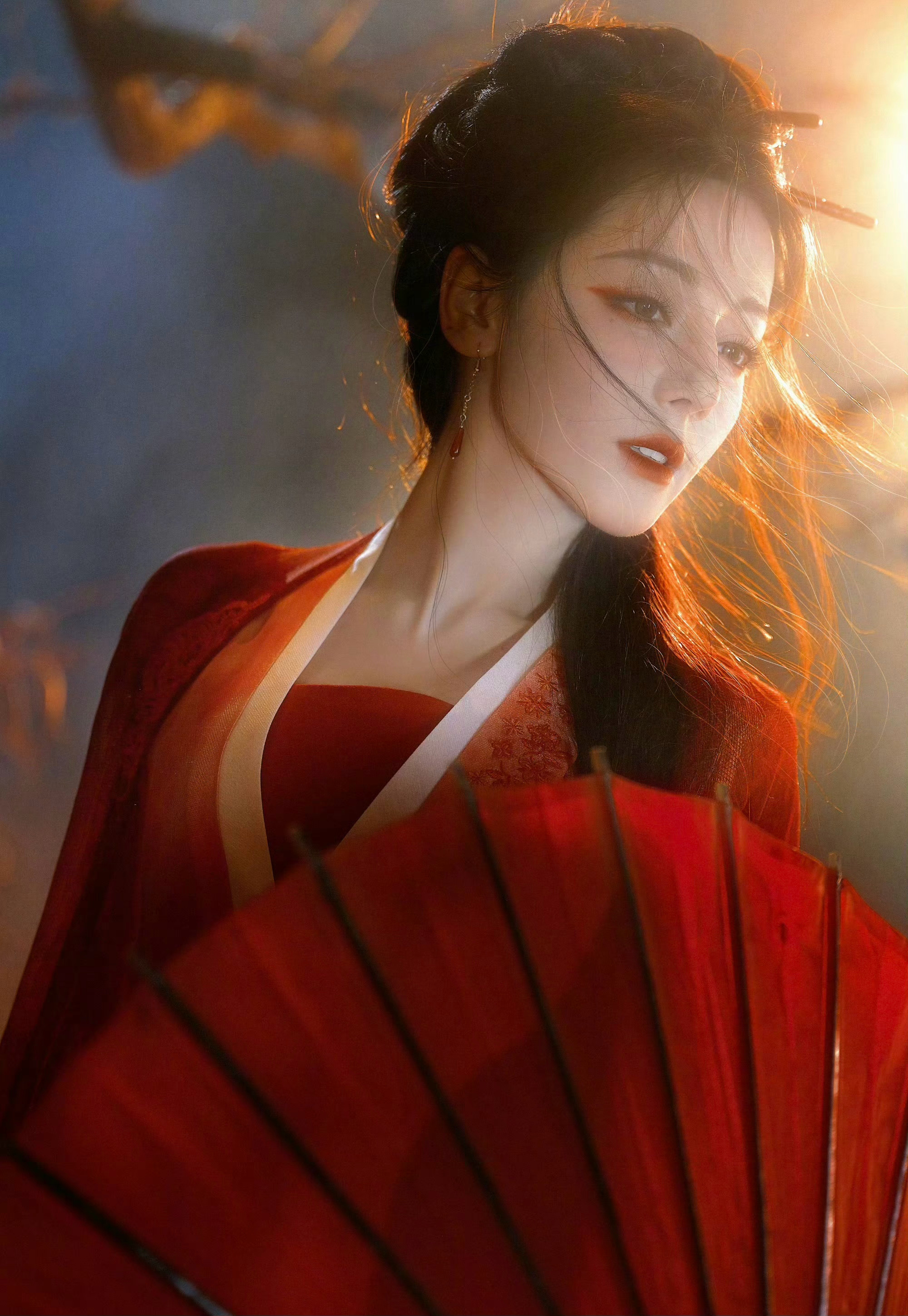 让迪丽热巴演女鬼的简直是天才简直是天才，不仅色彩碰撞的好看，热巴演绎的也绝美，墓