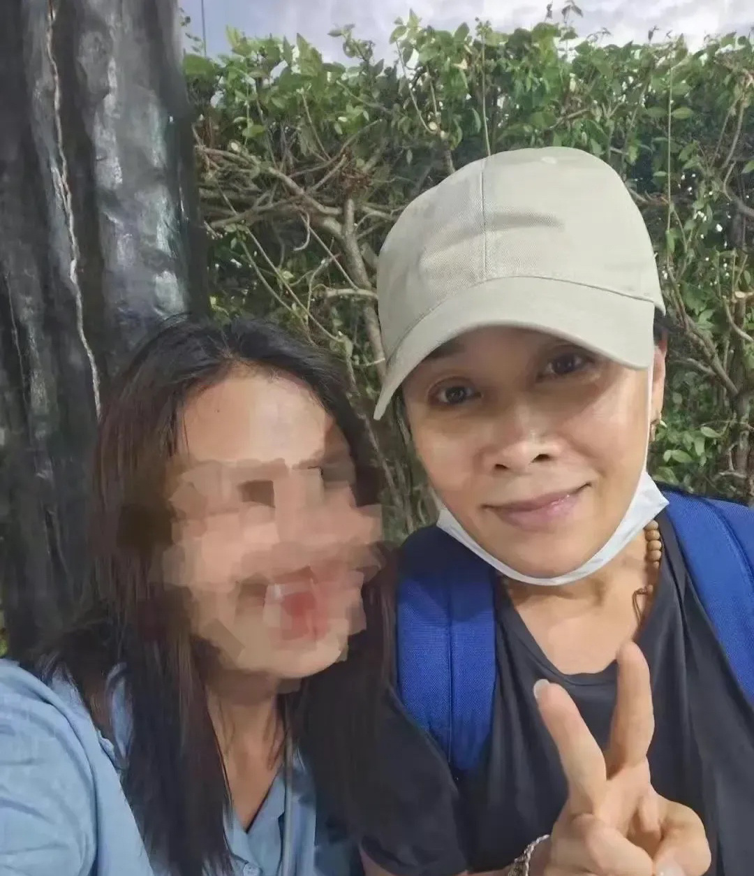 昨天才说以身体欠佳原因请辞音乐节的那英，结果被网友发现她去泰国，而且还和网友拍照