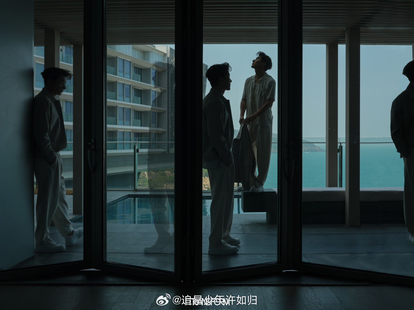 张亮海岛风大片张亮在游艇上拍摄杂志封面 最新海岛风大片让人眼前一亮，随性又自在，
