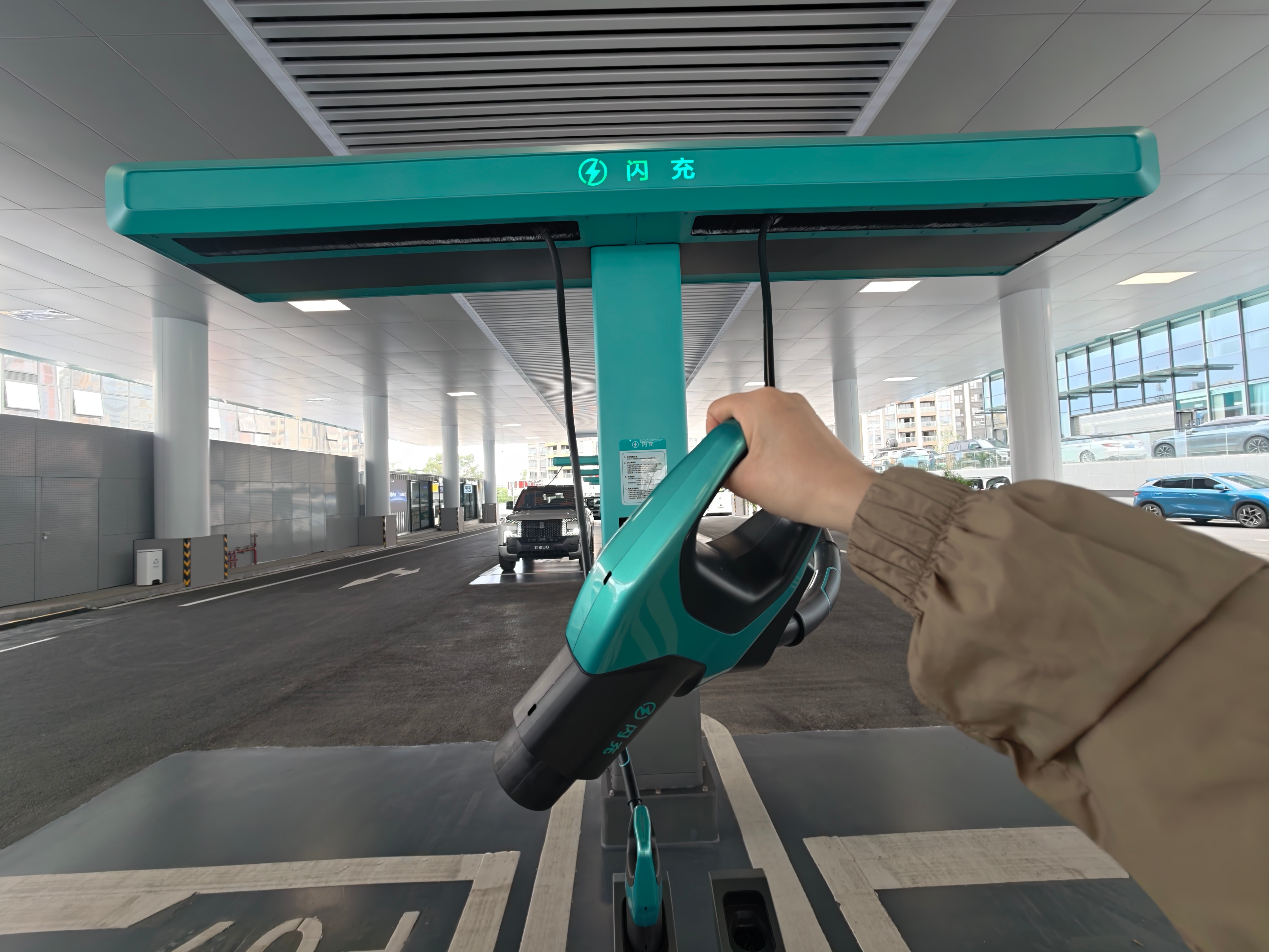 女生（我）就能单手插拔的充电枪！卧槽！！！请迪子全国推广好吗佑酱和她的小汽车 深