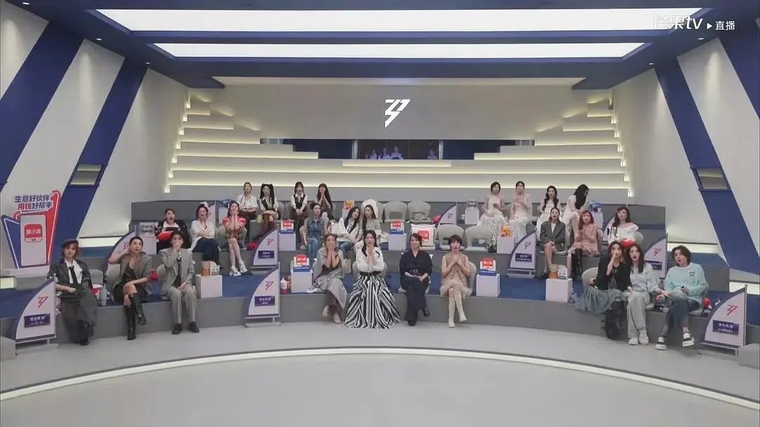 浪姐最后宣布结果的时候，后台所有人的表情😯。。。 