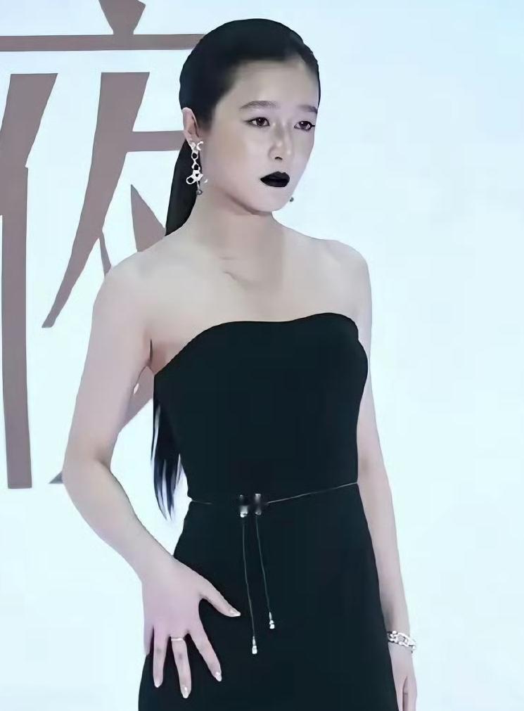徐娇这个妆容乍一看很“惊悚”，但细想却觉得蛮“机智”的。
毕竟以她的资质进圈都挺