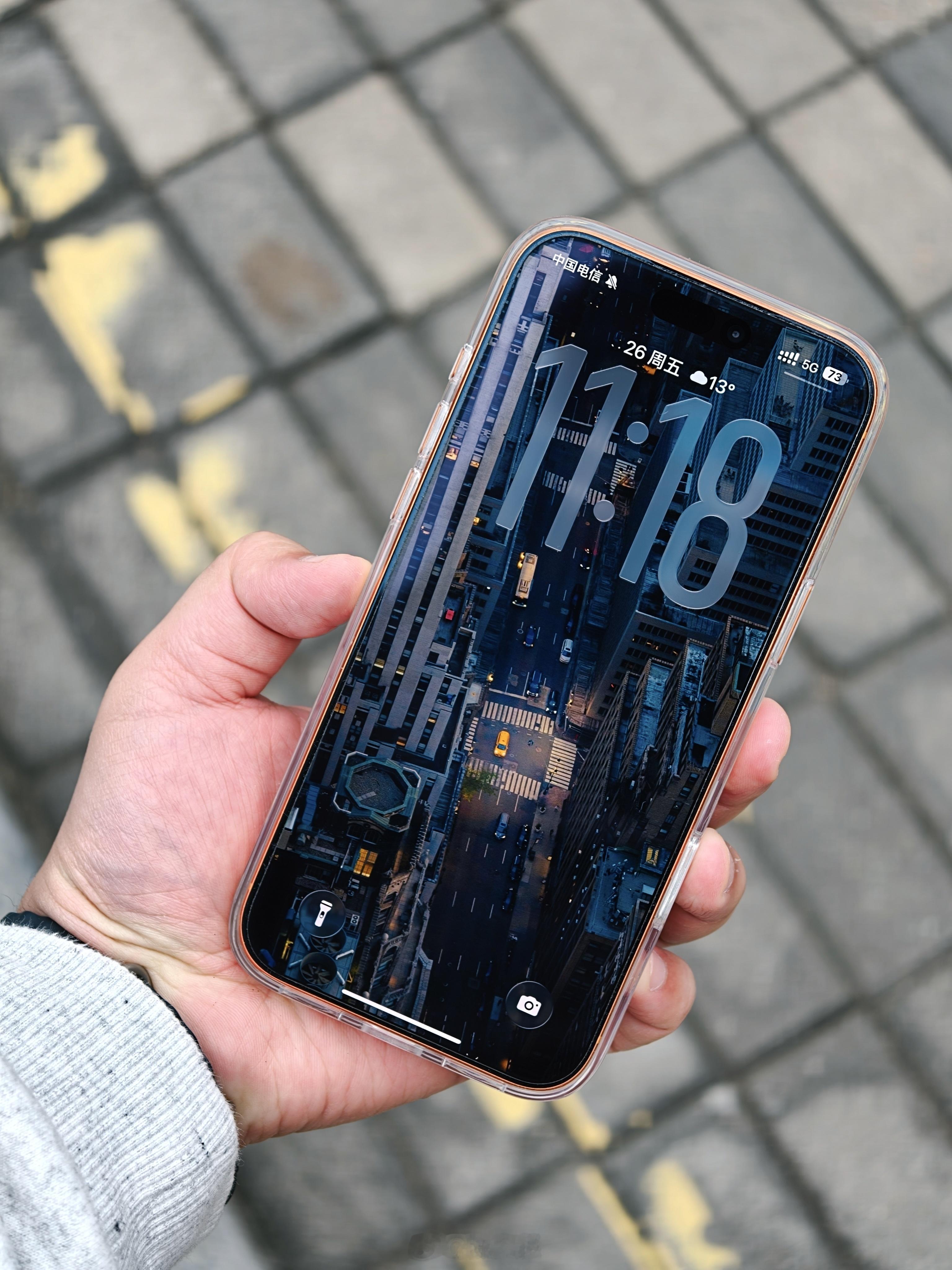 阿慕新上的透明壳真是精品。手感好，保护性强，MagSafe满圈，卡包吸得稳。关键