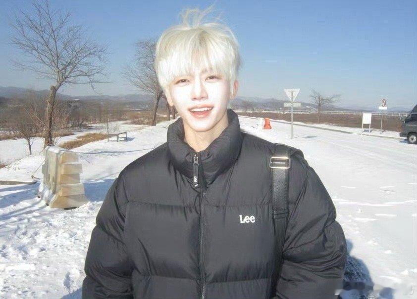 罗渽民白发的发型太正方形了吧，朴综星附体了吗 