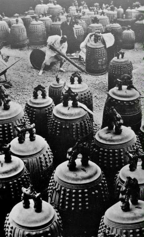 1942年，日本僧侣把寺院铜钟捐出熔成子弹供侵华部队（下图1），这一行为尽显其侵