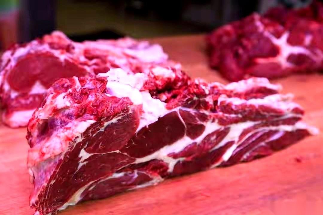 “排骨11！”
腊月二十的集市，人挤着人，我伸手指着那扇油亮的猪肉，冲老板喊了一