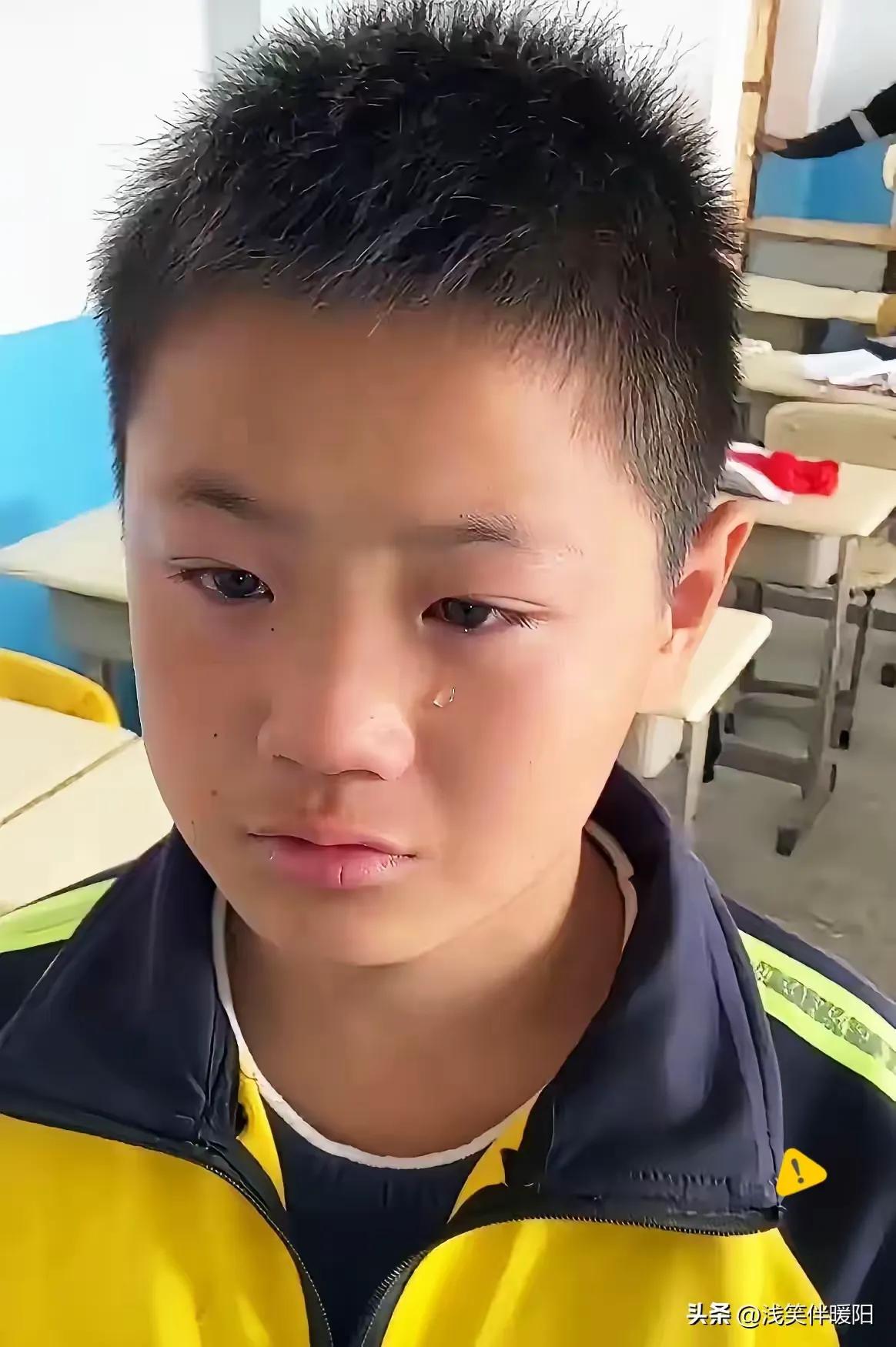 13岁孩子，上个月父母车祸双亡。放学铃响，校门口挤满接孩子的家长。只有他，一个人