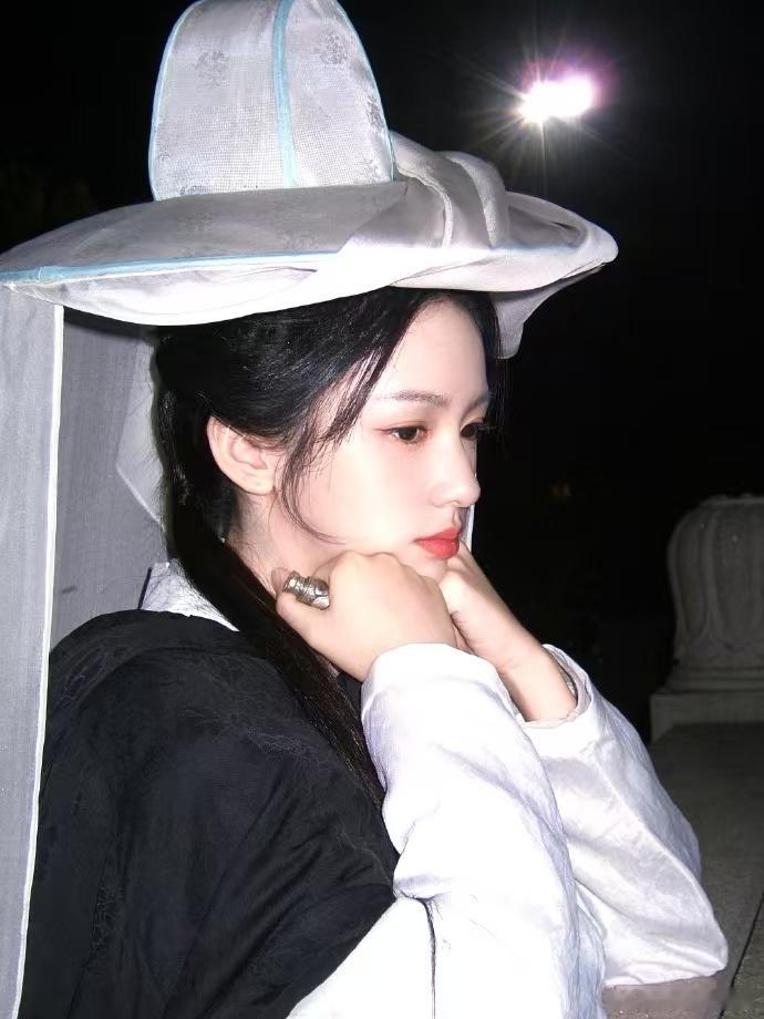 周也谢清圆角色热度破亿 刷到角色热度破亿，周也塑造的谢清圆自带独特气质，情绪转换