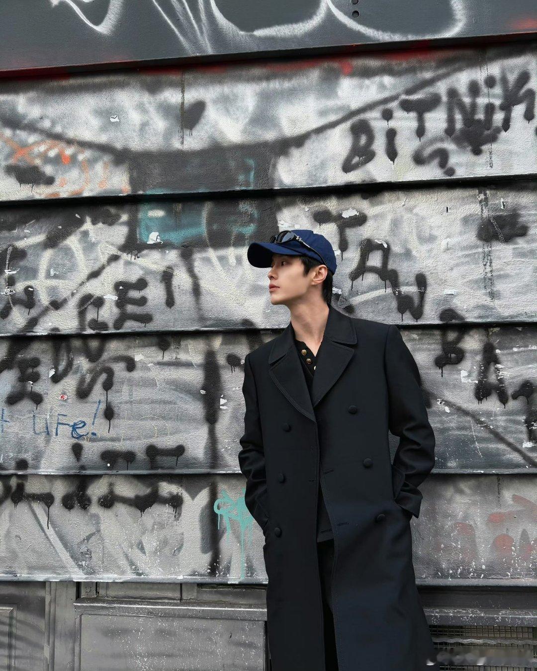 何与晒了时装周明信片十八宫格！粉丝好幸福