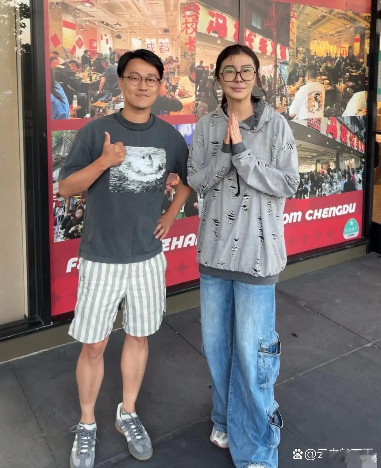 看完王祖贤的近照，忍不住感叹她身形高挑出众。 
