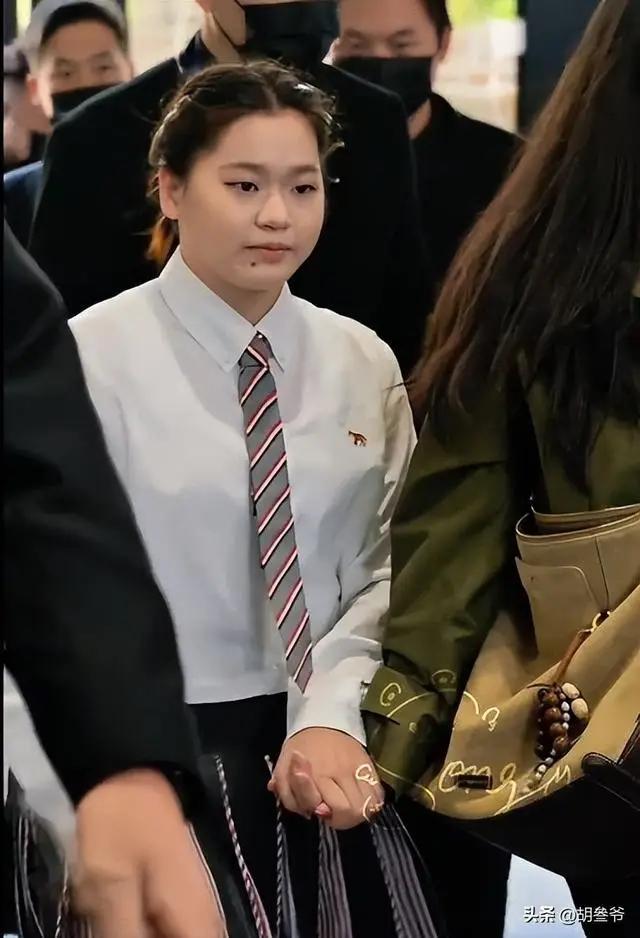 全红婵逃不过基因！可能真的是基因太强大了，你说发育吧，哪个女孩不发育呢？之前很多