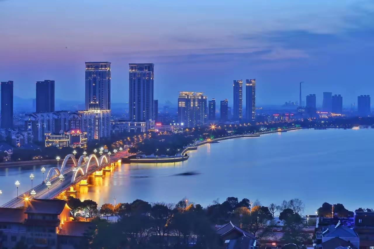 宜兴市内看水的地方很多，但玩水的地方还没有！一位外地来宜兴的朋友，住在宜兴最高端