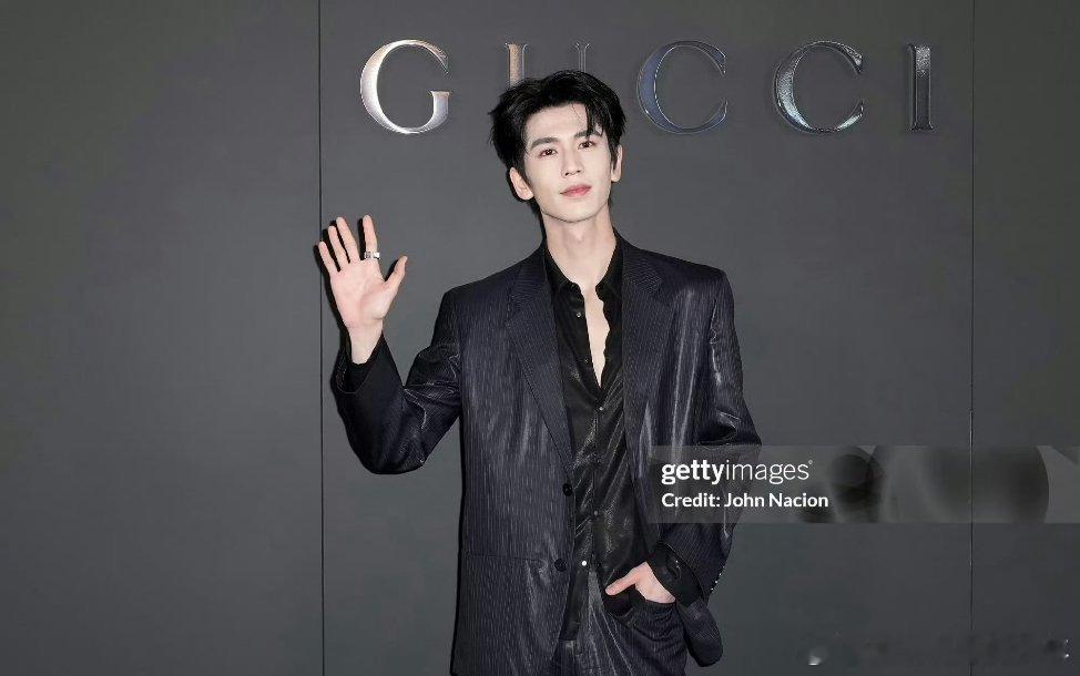张凌赫纽约gucci大秀现场直播官摄➕G社生图直拍，这张脸也如此能打，大帅哥轻松
