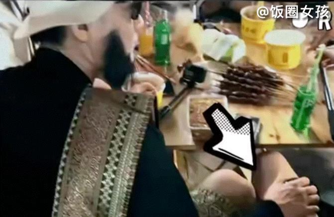 #黄子韬徐艺洋和家人聚餐#黄子韬这是明目张胆求名分，黄子韬我和同事陪同家人吃烤肉