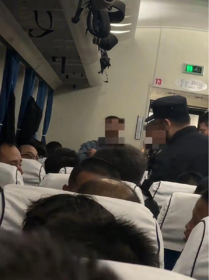 列车上，因为小桌板发生的激烈争执事件，这个事情上，大家站哪边？
事情大致经过，靠