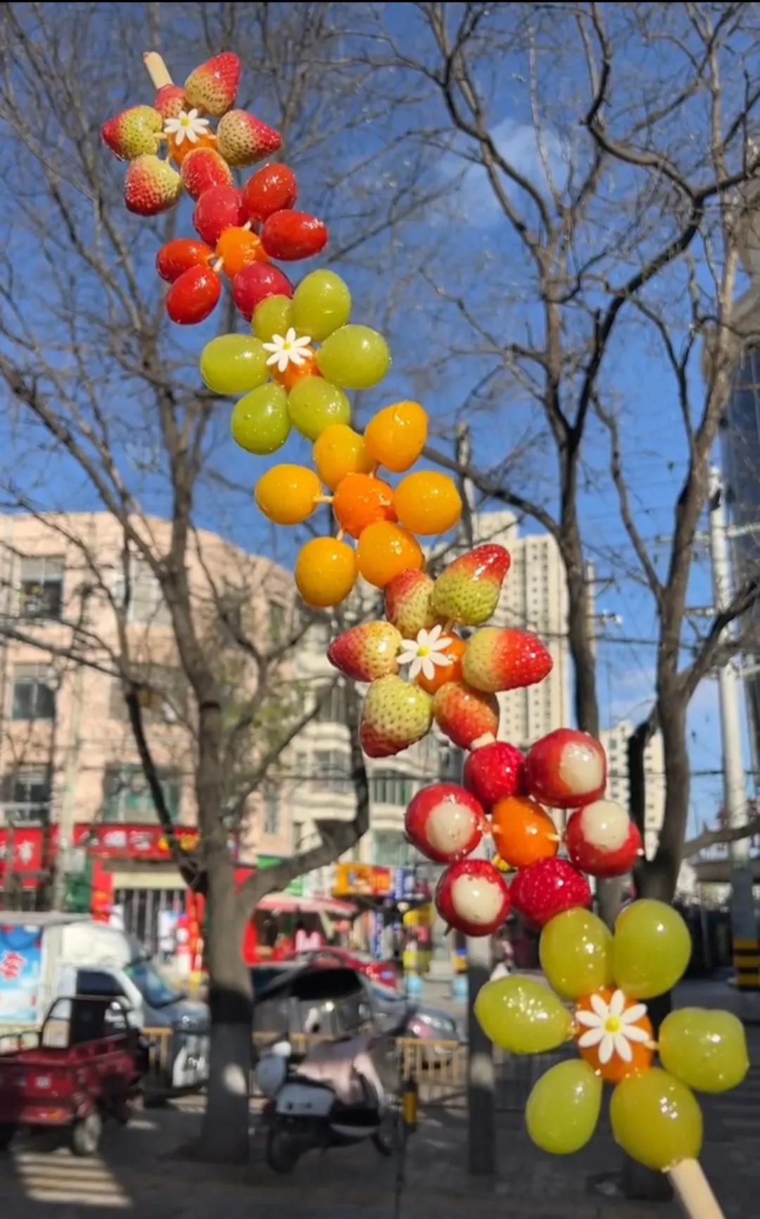 “都说冰糖葫芦儿酸，酸它里面透着甜。”那一颗颗晶莹剔透的山楂果，被糖衣紧紧包裹。