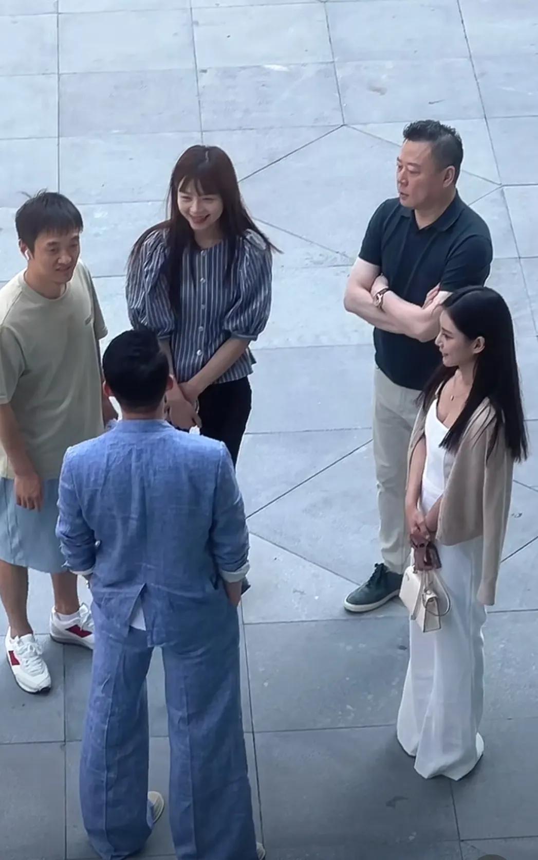 北京三里屯偶遇汪小菲和他的女朋友
汪小菲本人挺瘦的，身材保持得真好
长得也挺帅的