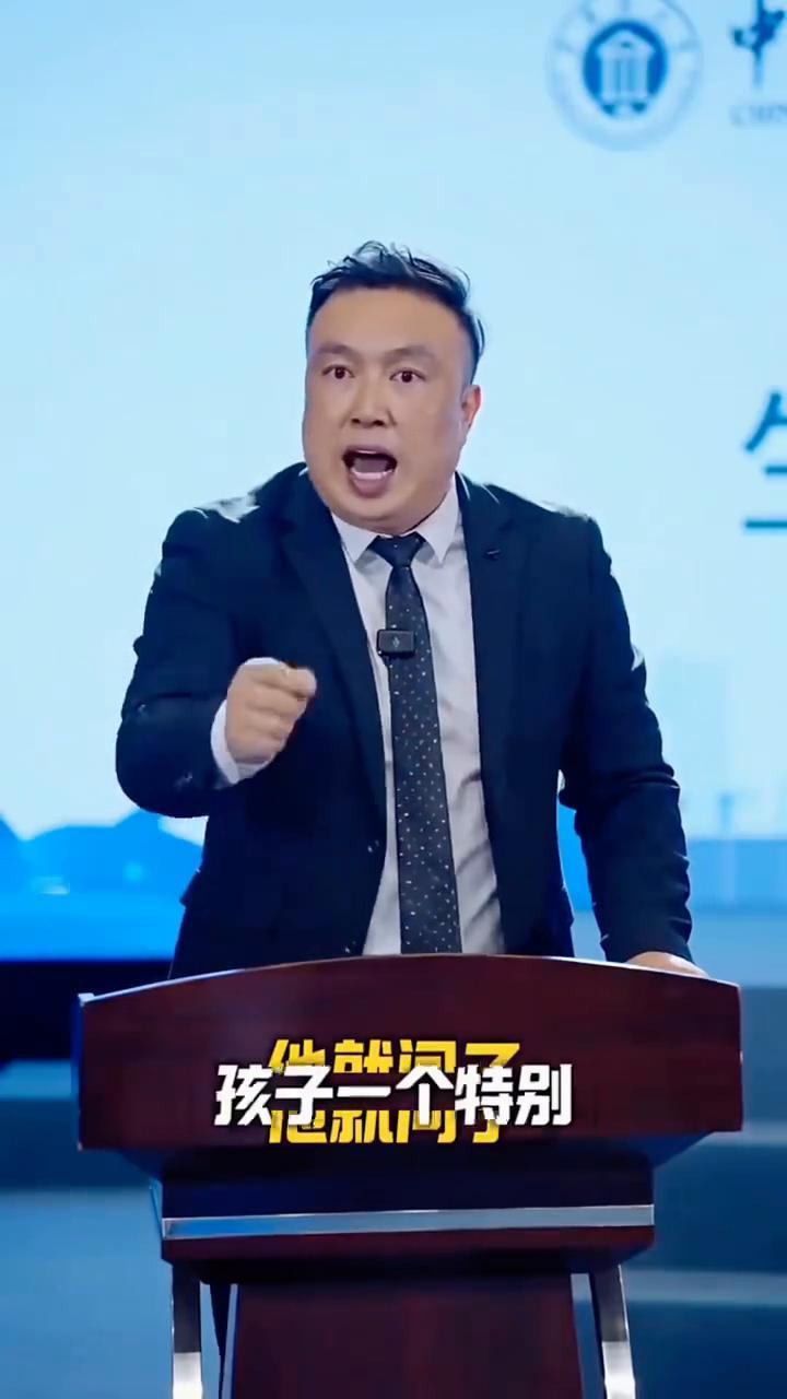 人生的错误。
最近有个爸爸火了，他就问了孩子一个特别简单的问题，却把很多人一辈子