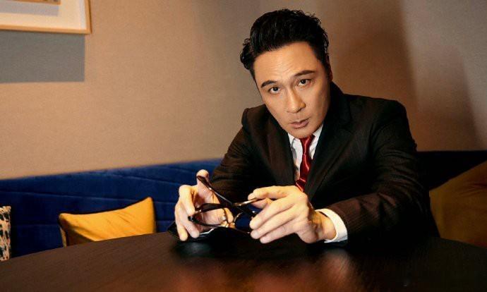 黄明昊天赋异禀，此次进步显著。他与吴镇宇的对手戏超带感，值得一看！ 