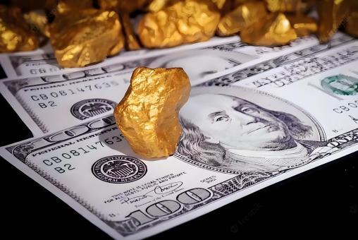 现在是美元想贬值，但中国顶着不让！因为从历史的经验来看，这意味着美国又想走“日本