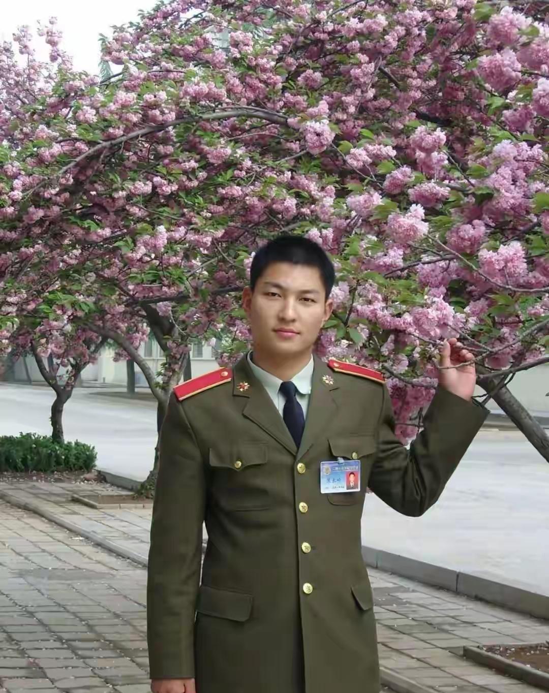 看出来这个是谁了吗？

最年轻的一级军士长之一！

破格提前一年晋升的二级军士长