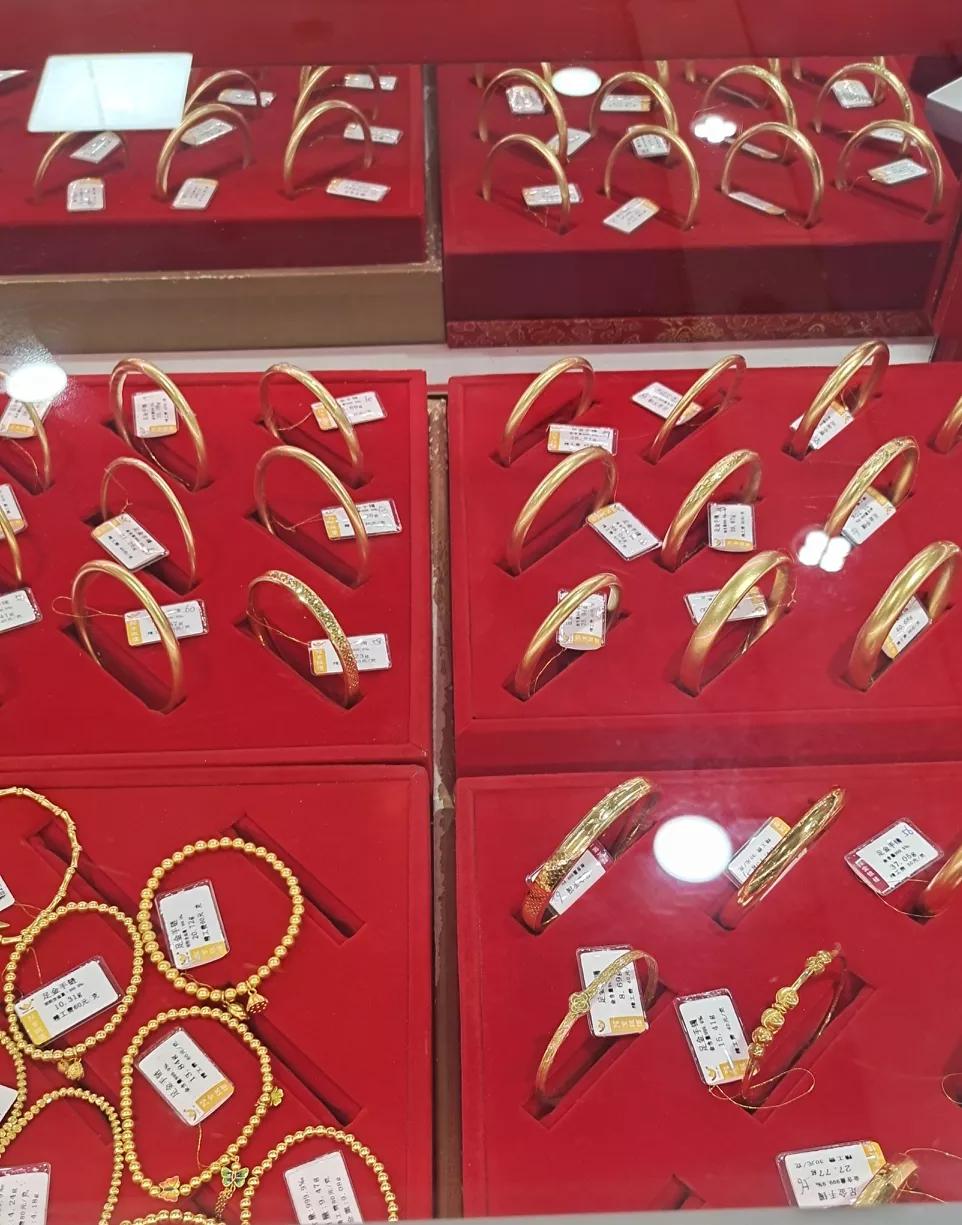 从古到今，女人都爱黄金！


只要一出来逛街，媳妇就七拐八拐的往卖金首饰的地方遛
