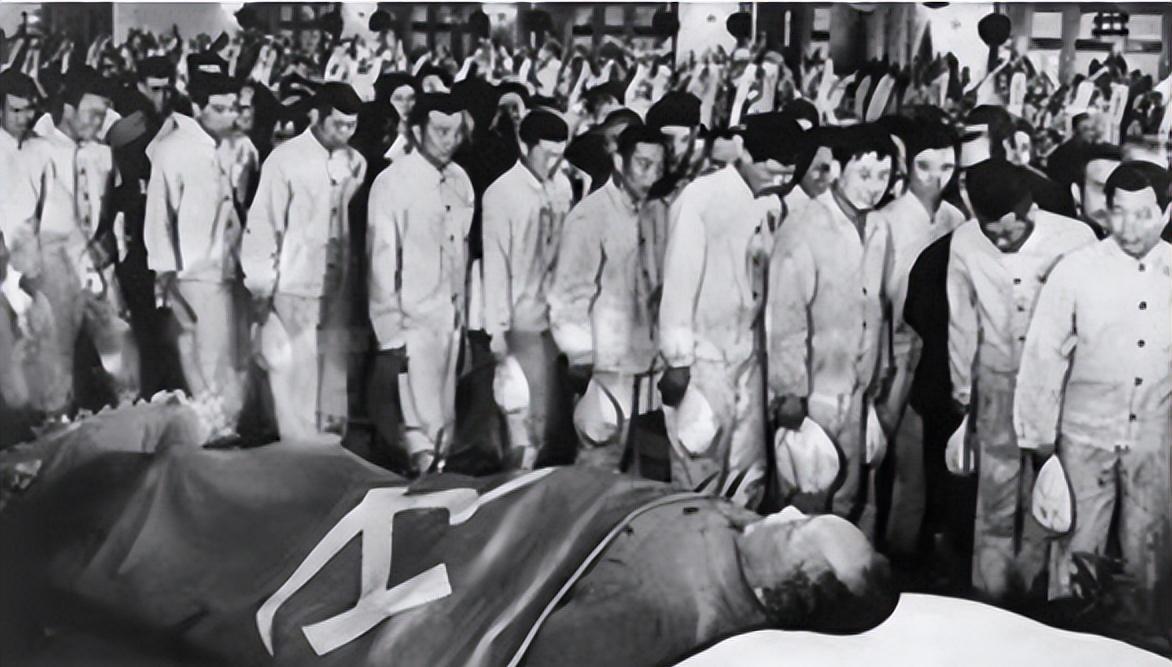 毛主席逝世的消息传来后，许世友立即下达三项命令，坚持亲自持枪守在灵前守灵
196