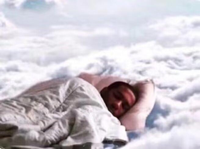 开空调盖被子睡觉的感觉夏天最治愈的入睡方式莫过于此，空调驱散闷热暑气，被子裹着满