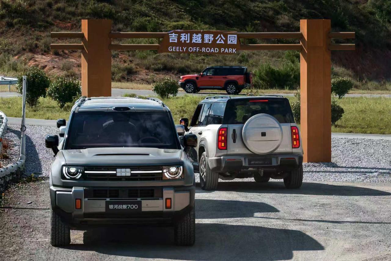 这应该算是吉利首款新能源越野方盒子了吧！
新车，既然它采用的是新的架构，而且在越