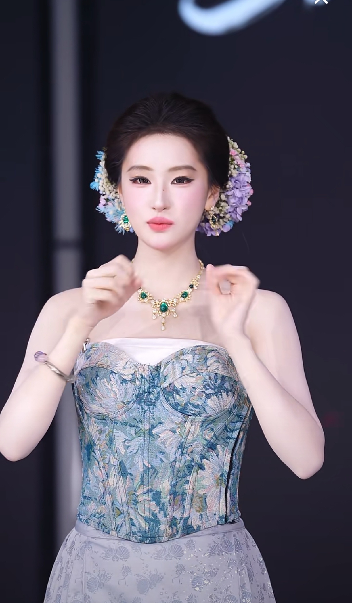 团播刷到的，你们觉得她像刘亦菲吗？ 
