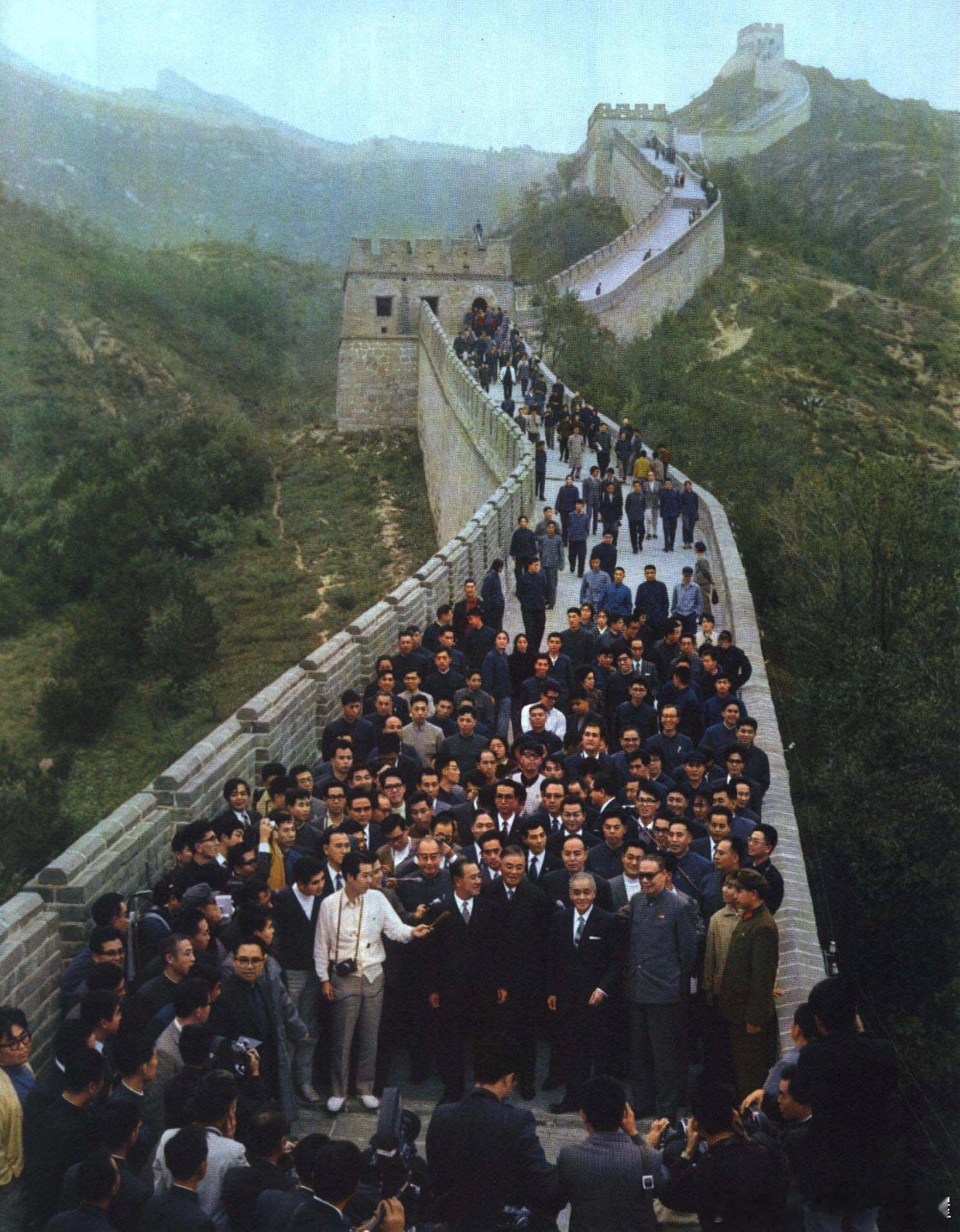 1972年9月27日外交部长姬鹏飞、北京市革委会主任吴德陪同日本总理大臣田中角荣