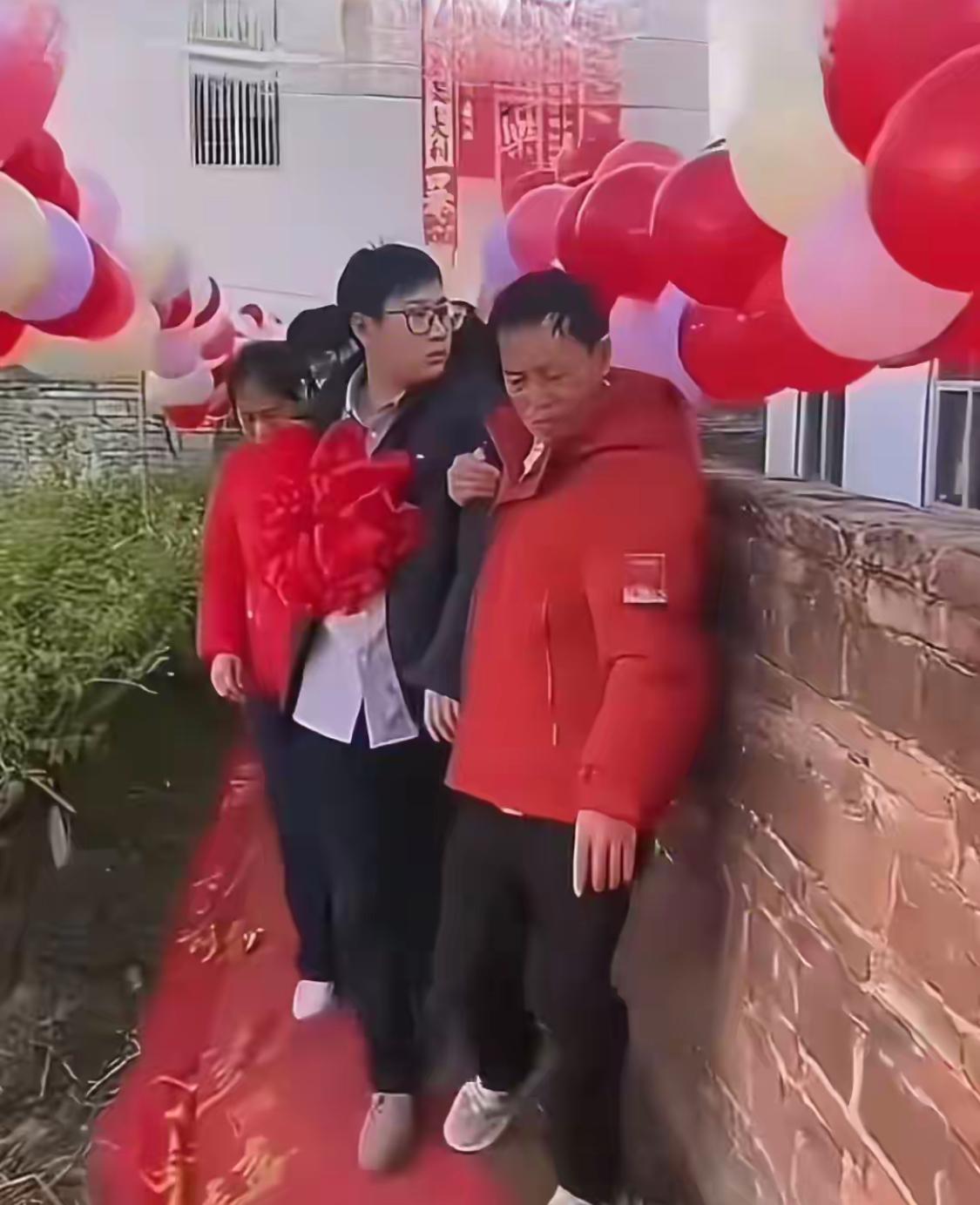 梁志辉：我不是打工的，我自己就是老板，有车、有机车、还有房子，家庭很美满。回老家