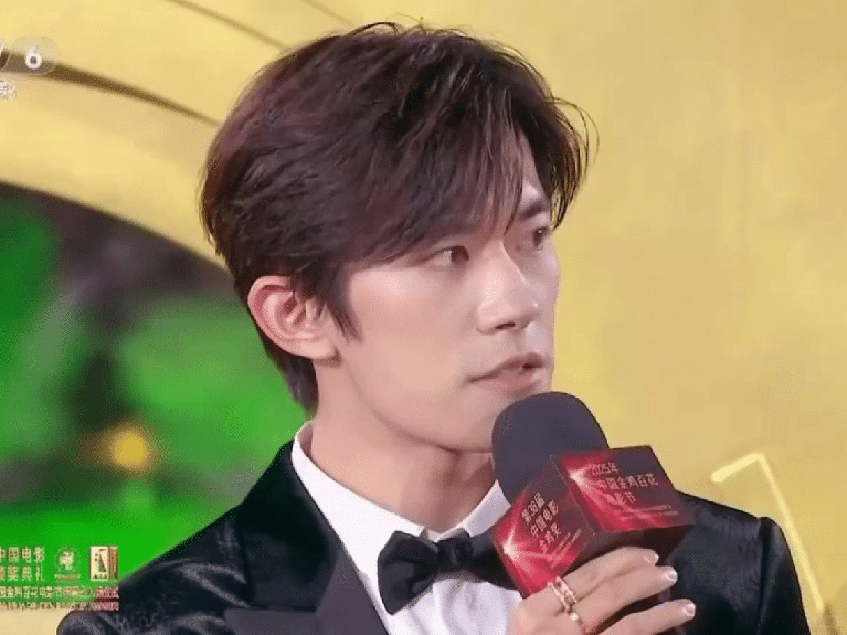 金鸡奖镜头下的易烊千玺，越来越从容了，帅出新高度，状态真好