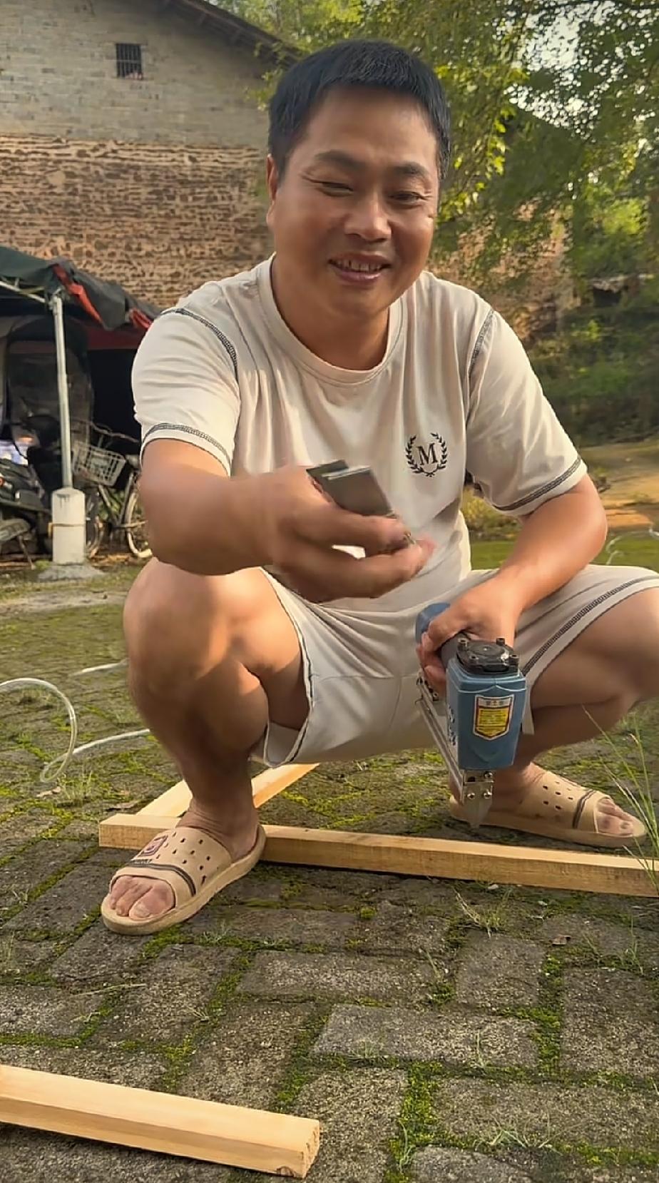 娄娄筹备养鸭，搭建育苗床开启养殖计划
 
娄娄打算购入一千只小鸭苗发展养鸭。为了