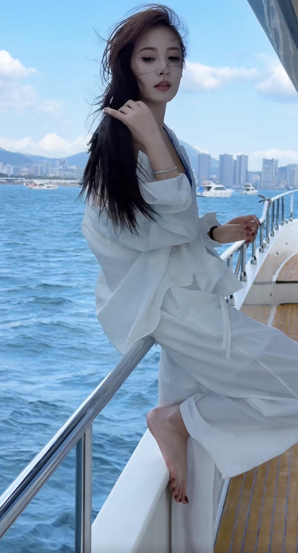 清凌凌的河水蓝蓝的天