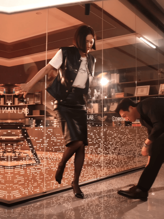 王阳给秦岚穿高跟这一段电视剧闪耀如她破镜重圆文学的具象化演绎！王阳蹲下的那一刻，