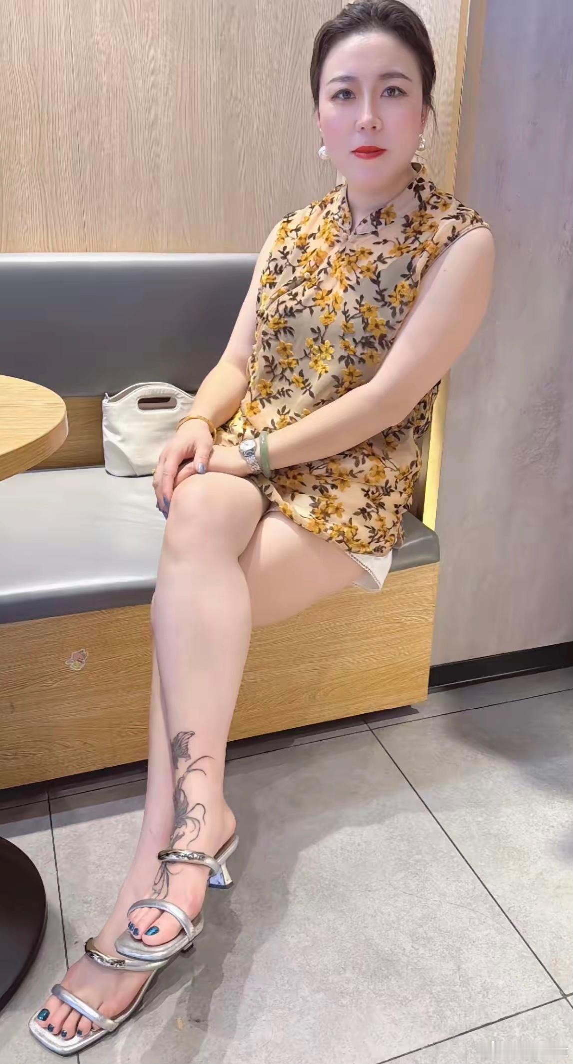 纹身大白腿美阿姨 ​​​